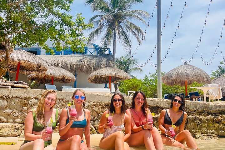 Passeio de barco em festa para saltar de ilha em ilha, apenas para adultos, em Cartagena, com 5 paragens, música e clubes de praia, foto 10 | wizardtrip
