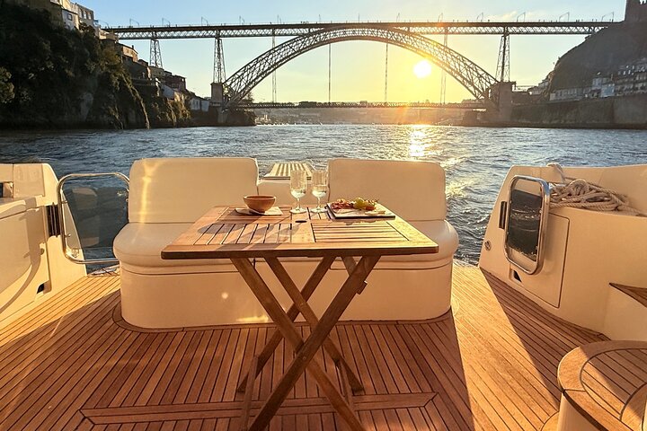 Porto: Luxe Jachtcruise – 7 Bruggen met Wijnproeverij & Snacks | wizardtrip