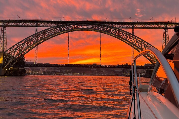 Cruzeiro de iate de luxo no Rio Douro, no Porto, passando por baixo das 7 pontes, foto 8 | wizardtrip