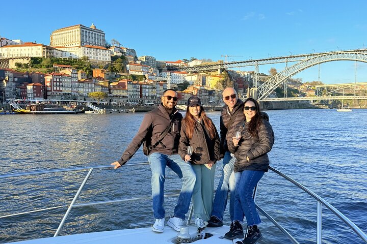 Cruzeiro de iate de luxo no Rio Douro, no Porto, passando por baixo das 7 pontes, foto 13 | wizardtrip