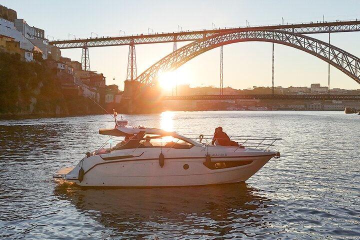 Cruzeiro de iate de luxo no Rio Douro, no Porto, passando por baixo das 7 pontes, foto 14 | wizardtrip