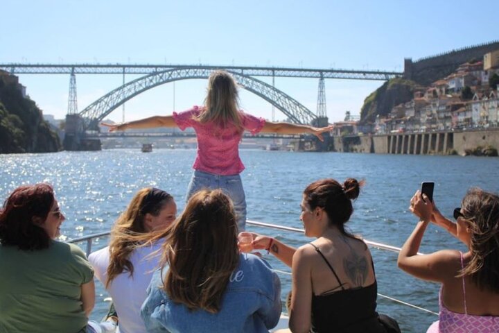 Cruzeiro de iate de luxo no Rio Douro, no Porto, passando por baixo das 7 pontes, foto 16 | wizardtrip