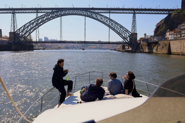 Cruzeiro de iate de luxo no Rio Douro, no Porto, passando por baixo das 7 pontes, foto 17 | wizardtrip