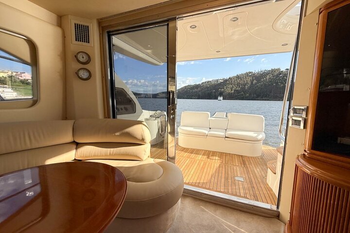 Cruzeiro de iate de luxo no Rio Douro, no Porto, passando por baixo das 7 pontes, foto 18 | wizardtrip