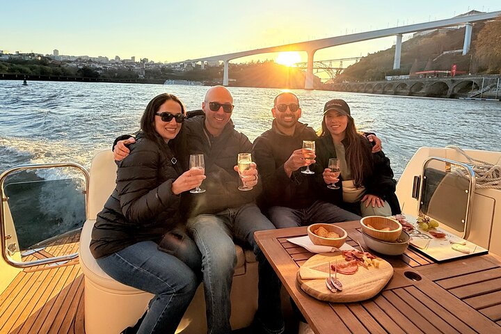 Cruzeiro de iate de luxo no Rio Douro, no Porto, passando por baixo das 7 pontes, foto 19 | wizardtrip