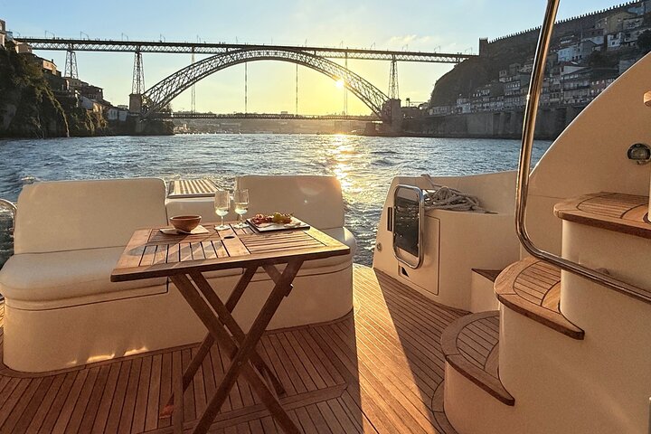Cruzeiro de iate de luxo no Rio Douro, no Porto, passando por baixo das 7 pontes, foto 24 | wizardtrip