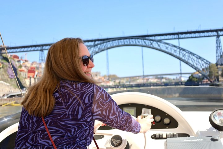 Cruzeiro de iate de luxo no Rio Douro, no Porto, passando por baixo das 7 pontes, foto 25 | wizardtrip