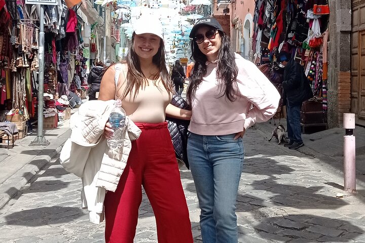 Turistas explorando as paisagens únicas e vistas da cidade de La Paz, Bolívia, incluindo teleféricos e mercados, foto 6 | wizardtrip
