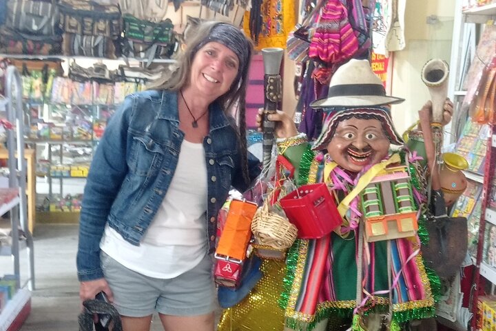 Turistas explorando as paisagens únicas e vistas da cidade de La Paz, Bolívia, incluindo teleféricos e mercados, foto 7 | wizardtrip
