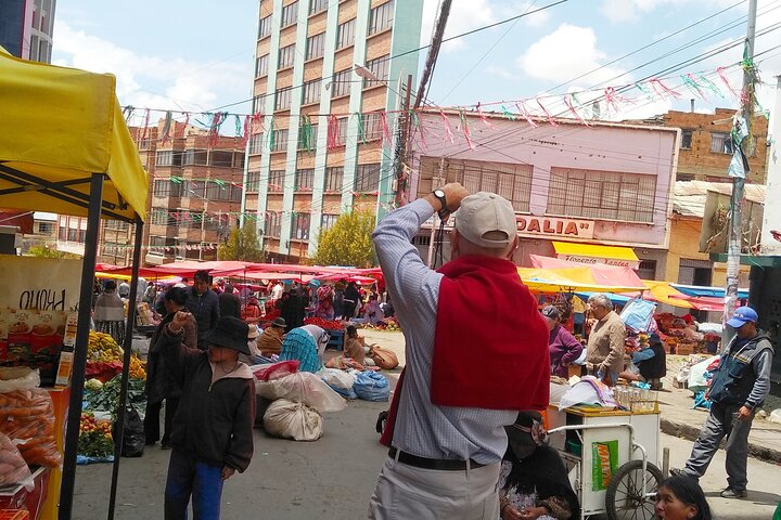 Turistas explorando as paisagens únicas e vistas da cidade de La Paz, Bolívia, incluindo teleféricos e mercados, foto 9 | wizardtrip
