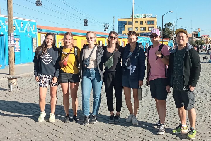 Turistas explorando as paisagens únicas e vistas da cidade de La Paz, Bolívia, incluindo teleféricos e mercados, foto 10 | wizardtrip
