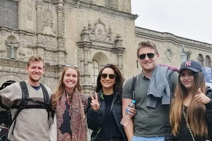 Turistas explorando as paisagens únicas e vistas da cidade de La Paz, Bolívia, incluindo teleféricos e mercados, foto 11 | wizardtrip