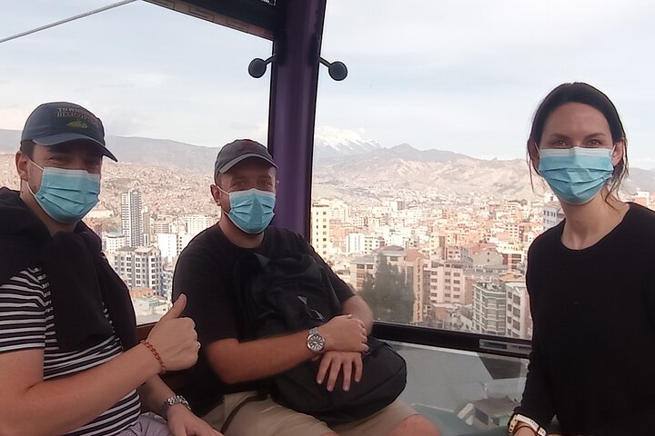 Turistas explorando as paisagens únicas e vistas da cidade de La Paz, Bolívia, incluindo teleféricos e mercados, foto 12 | wizardtrip