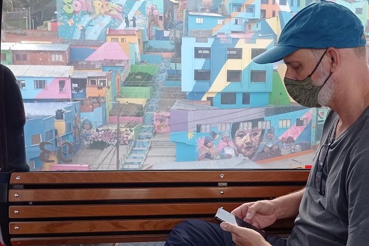 Turistas explorando as paisagens únicas e vistas da cidade de La Paz, Bolívia, incluindo teleféricos e mercados, foto 17 | wizardtrip