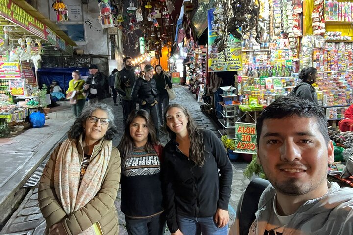 Turistas explorando as paisagens únicas e vistas da cidade de La Paz, Bolívia, incluindo teleféricos e mercados, foto 20 | wizardtrip