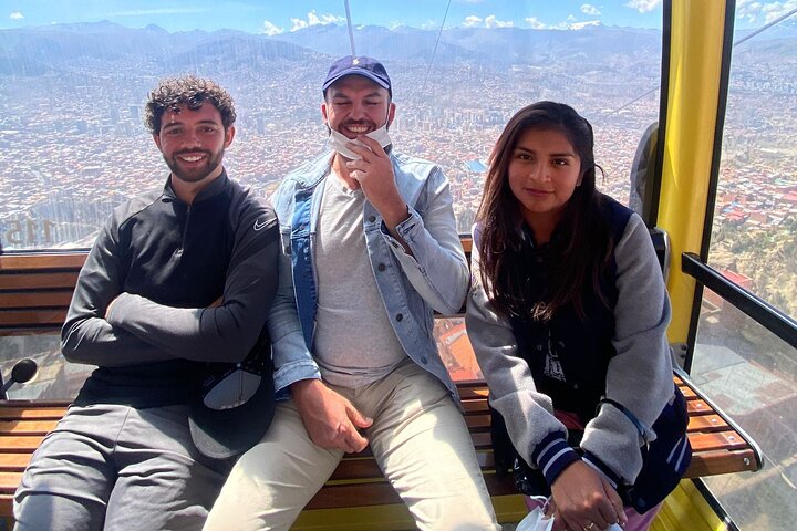 Turistas explorando as paisagens únicas e vistas da cidade de La Paz, Bolívia, incluindo teleféricos e mercados, foto 21 | wizardtrip