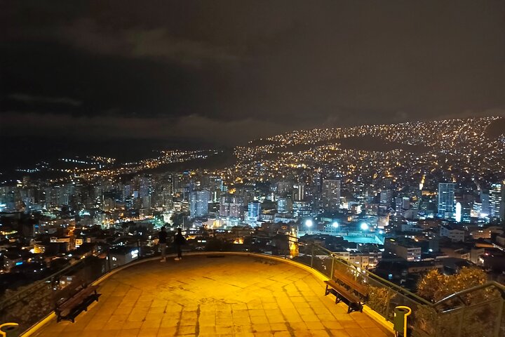 Turistas explorando as paisagens únicas e vistas da cidade de La Paz, Bolívia, incluindo teleféricos e mercados, foto 24 | wizardtrip