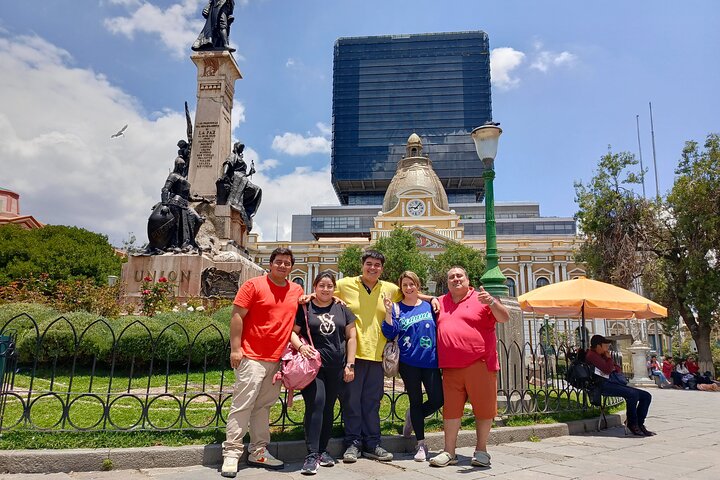Turistas explorando as paisagens únicas e vistas da cidade de La Paz, Bolívia, incluindo teleféricos e mercados, foto 28 | wizardtrip