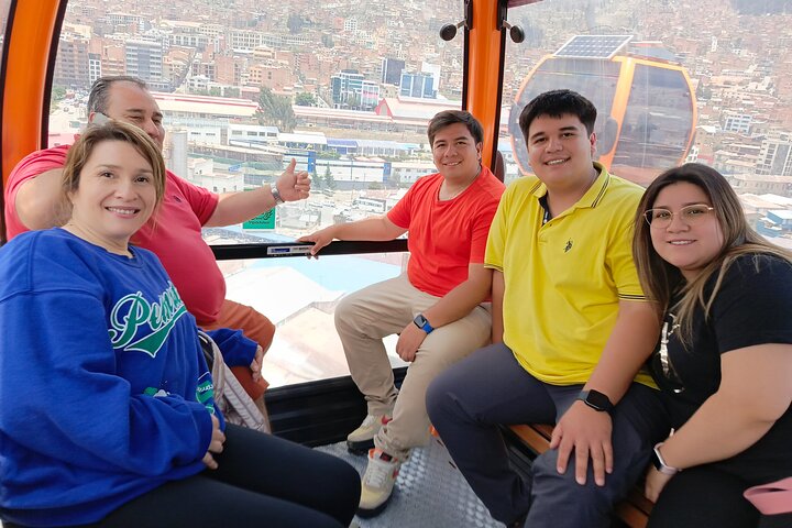 Turistas explorando as paisagens únicas e vistas da cidade de La Paz, Bolívia, incluindo teleféricos e mercados, foto 29 | wizardtrip
