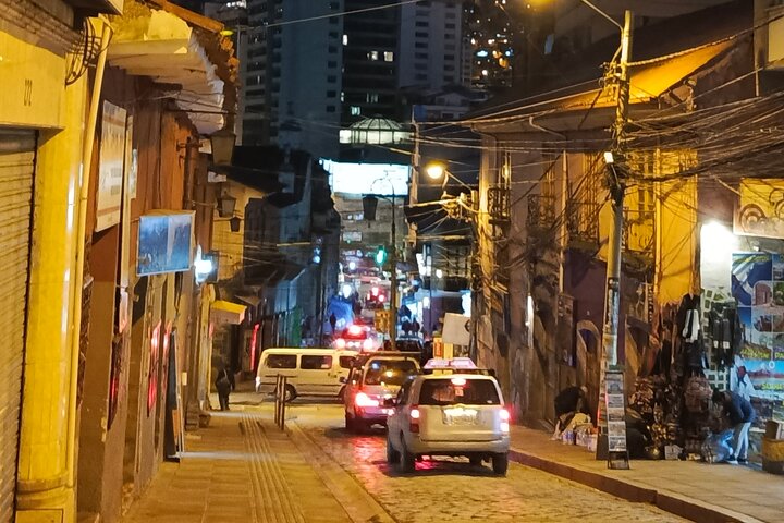 Turistas explorando as paisagens únicas e vistas da cidade de La Paz, Bolívia, incluindo teleféricos e mercados, foto 31 | wizardtrip