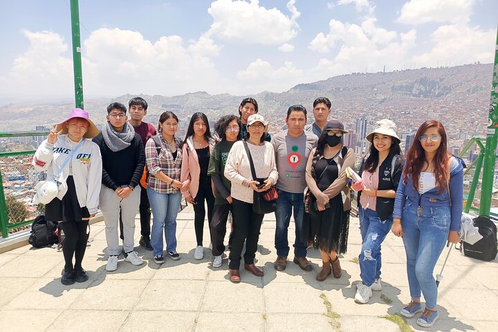 Turistas explorando as paisagens únicas e vistas da cidade de La Paz, Bolívia, incluindo teleféricos e mercados, foto 35 | wizardtrip