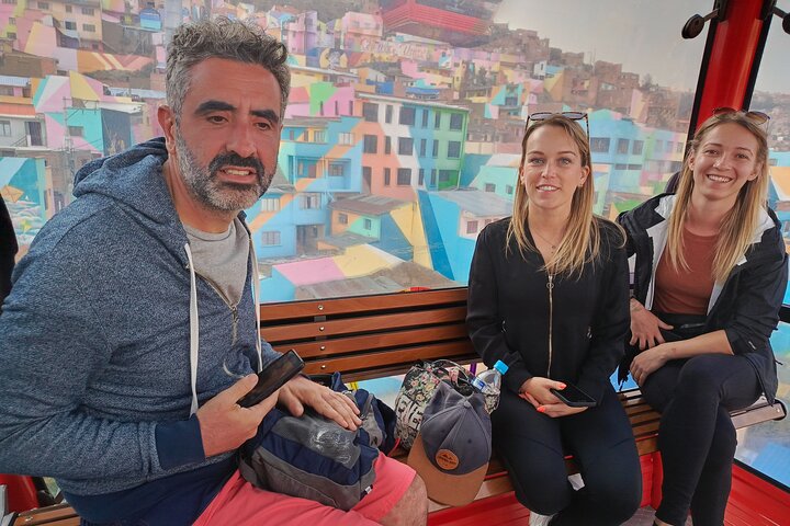 Turistas explorando as paisagens únicas e vistas da cidade de La Paz, Bolívia, incluindo teleféricos e mercados, foto 36 | wizardtrip