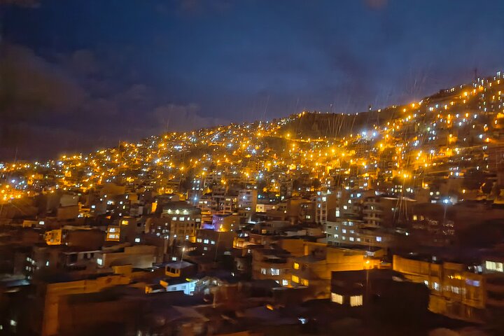 Turistas explorando as paisagens únicas e vistas da cidade de La Paz, Bolívia, incluindo teleféricos e mercados, foto 38 | wizardtrip