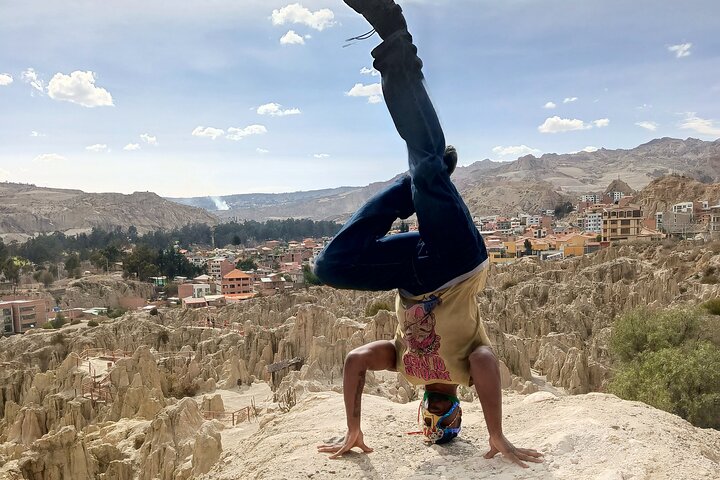 Turistas explorando as paisagens únicas e vistas da cidade de La Paz, Bolívia, incluindo teleféricos e mercados, foto 40 | wizardtrip