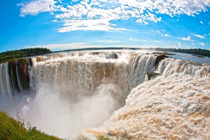 Experience the majestic Iguaçu Falls on both the Brazilian and Argentine sides with a guided small-group tour, photo 46 | wizardtrip