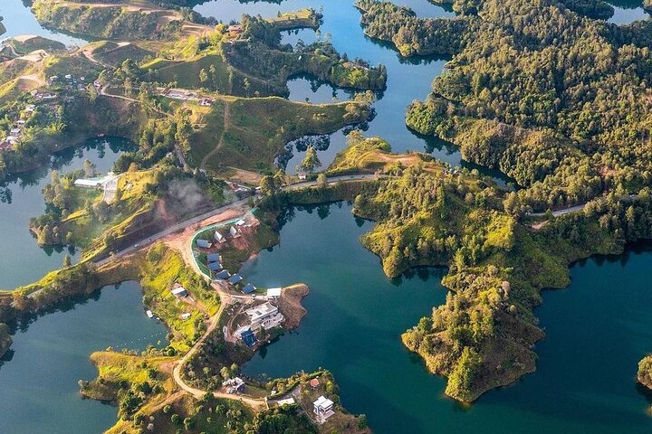 Excursion d'une journée complète à Guatapé : Piedra del Peñol, repas et tour en bateau | wizardtrip