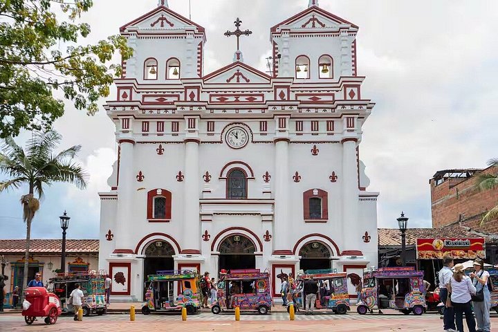 Tour de día completo a Guatapé desde Medellín, con la Piedra del Peñol, paseo en barco y comidas locales, foto 9 | wizardtrip