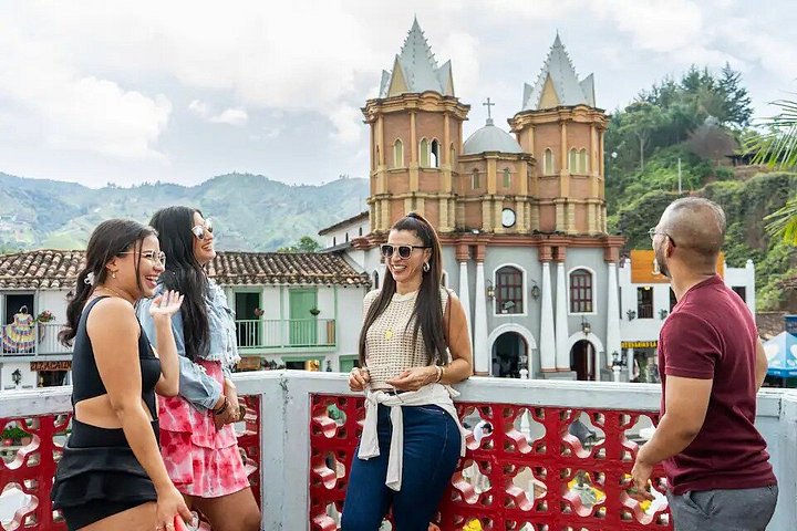 Tour de día completo a Guatapé desde Medellín, con la Piedra del Peñol, paseo en barco y comidas locales, foto 14 | wizardtrip