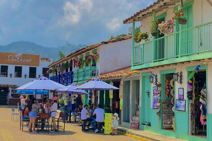 Tour de día completo a Guatapé desde Medellín, con la Piedra del Peñol, paseo en barco y comidas locales, foto 15 | wizardtrip