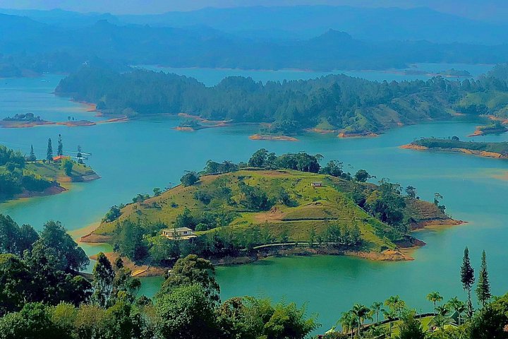 Tour de día completo a Guatapé desde Medellín, con la Piedra del Peñol, paseo en barco y comidas locales, foto 22 | wizardtrip