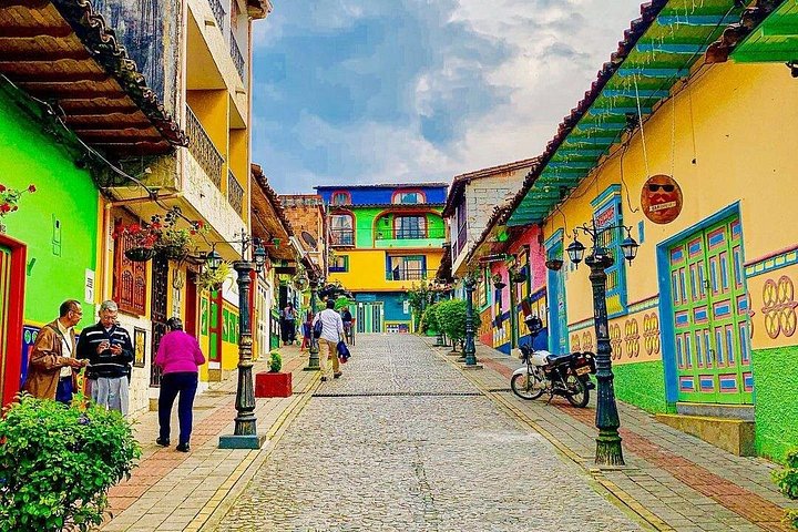 Tour de día completo a Guatapé desde Medellín, con la Piedra del Peñol, paseo en barco y comidas locales, foto 28 | wizardtrip