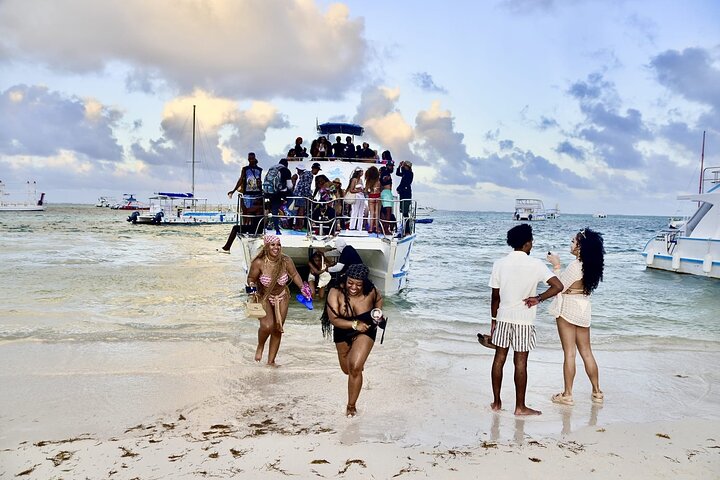 Festbåt med hiphop kun for voksne i Punta Cana med åpen bar og DJ, foto 15 | wizardtrip