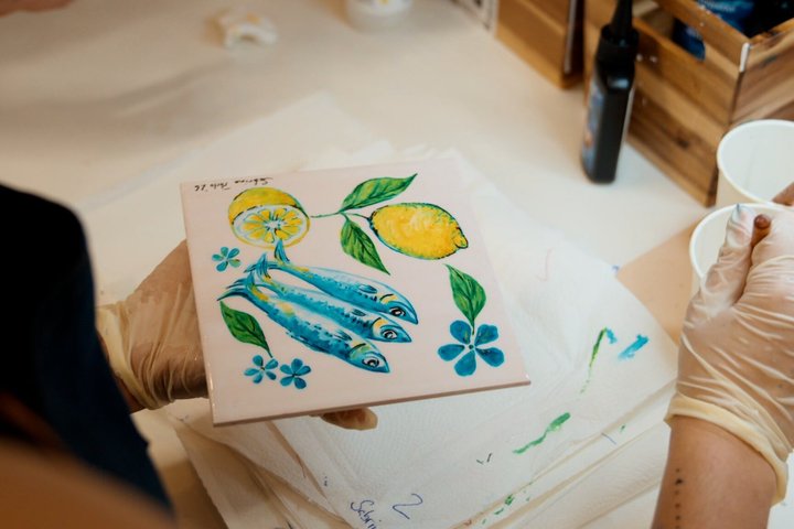 Creatieve tegel-schilderworkshop met cocktails in Porto, Portugal, foto 6 | wizardtrip