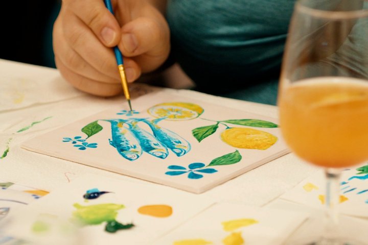 Creatieve tegel-schilderworkshop met cocktails in Porto, Portugal, foto 7 | wizardtrip