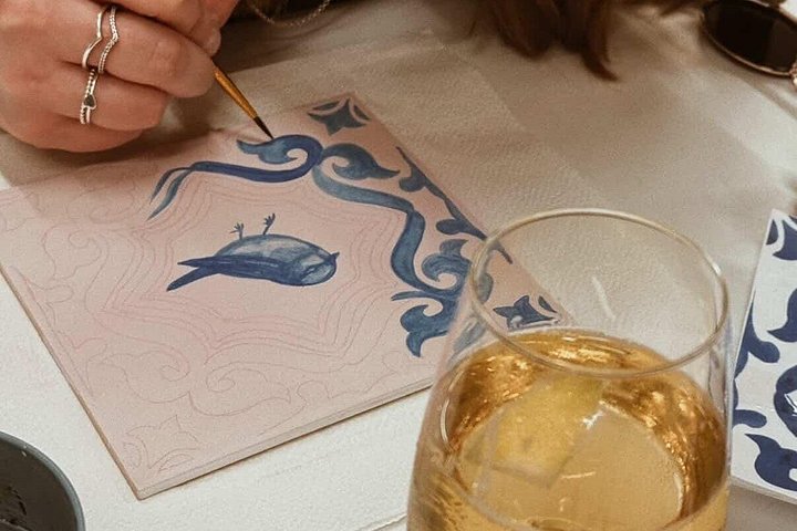Creatieve tegel-schilderworkshop met cocktails in Porto, Portugal, foto 9 | wizardtrip