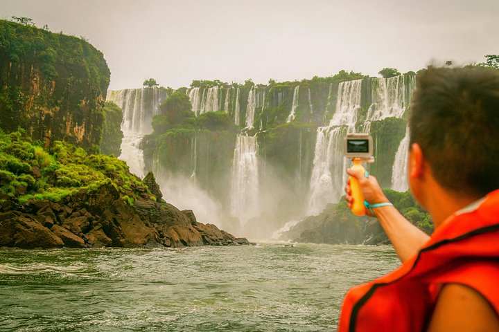 Ervaar de kracht en schoonheid van de Iguazú Watervallen met een boottocht, trein en safari truck tour in Puerto Iguazú, Argentinië, foto 10 | wizardtrip