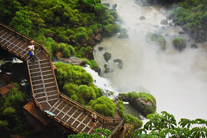 Ervaar de kracht en schoonheid van de Iguazú Watervallen met een boottocht, trein en safari truck tour in Puerto Iguazú, Argentinië, foto 11 | wizardtrip