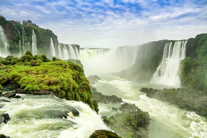 Ervaar de kracht en schoonheid van de Iguazú Watervallen met een boottocht, trein en safari truck tour in Puerto Iguazú, Argentinië, foto 12 | wizardtrip