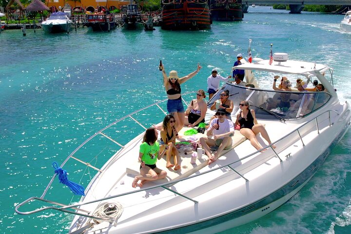 Noleggio di yacht privato di lusso che naviga nelle acque turchesi di Cancún, Messico, foto 6 | wizardtrip