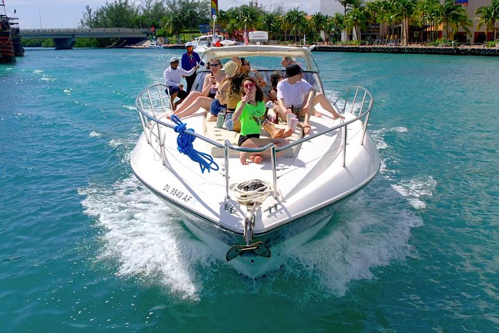 Noleggio di yacht privato di lusso che naviga nelle acque turchesi di Cancún, Messico, foto 8 | wizardtrip