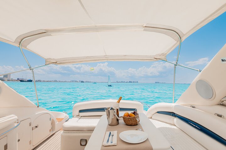 Noleggio di yacht privato di lusso che naviga nelle acque turchesi di Cancún, Messico, foto 9 | wizardtrip
