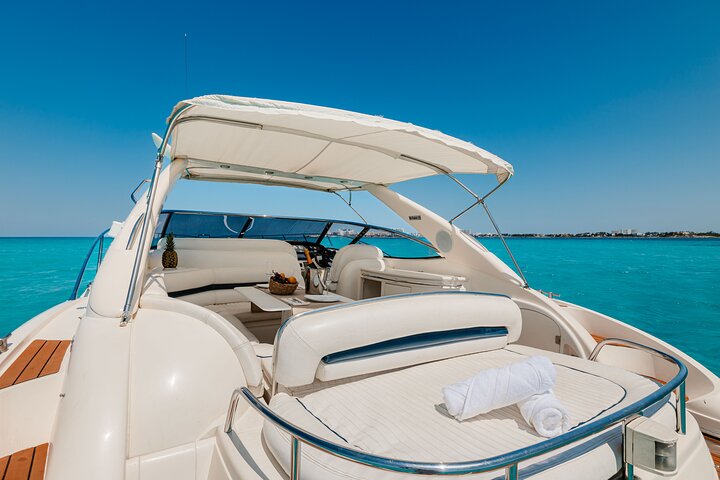 Noleggio di yacht privato di lusso che naviga nelle acque turchesi di Cancún, Messico, foto 10 | wizardtrip