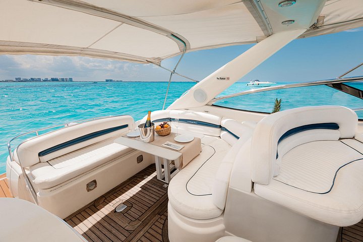 Noleggio di yacht privato di lusso che naviga nelle acque turchesi di Cancún, Messico, foto 11 | wizardtrip