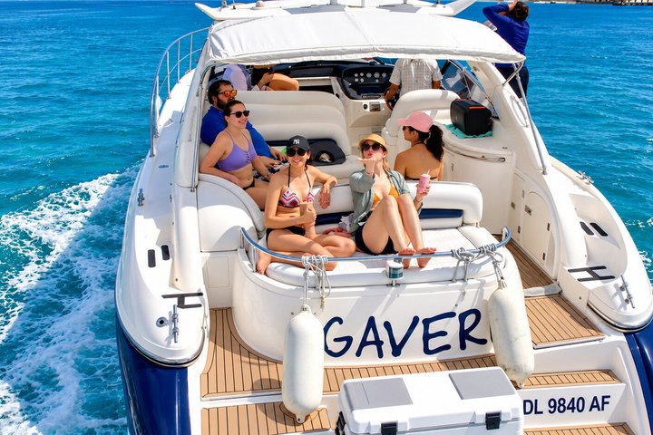 Noleggio di yacht privato di lusso che naviga nelle acque turchesi di Cancún, Messico, foto 18 | wizardtrip
