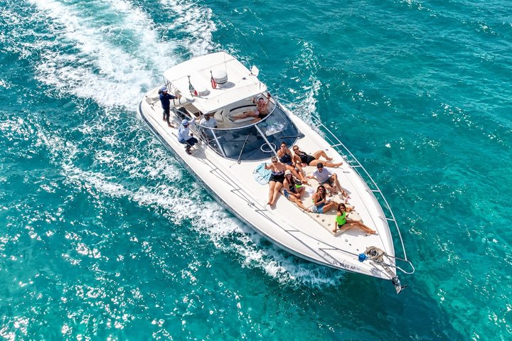 Noleggio di yacht privato di lusso che naviga nelle acque turchesi di Cancún, Messico, foto 21 | wizardtrip