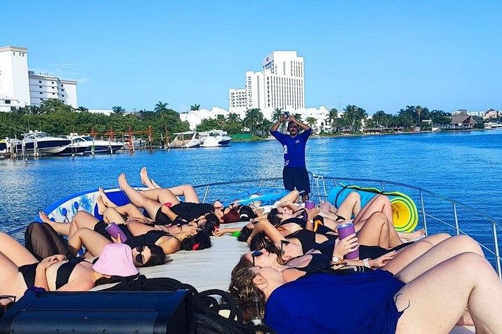 Noleggio di yacht privato di lusso a Cancun per esplorare il Mar dei Caraibi e le isole vicine, foto 25 | wizardtrip